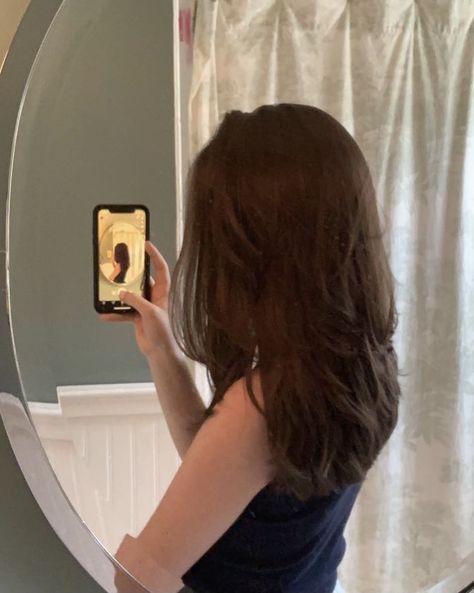 Pretty Burnett Hair, Brown Hair Brown Eyes Face Claim, Medium Length Hair Styles Brunette, Short Hair Inspo Brunette, Brown Hair Girl No Face, Mid Length Hair Aesthetic, Short Brunette Hair With Layers, Brunette Hair Pfp, Brown Hair No Face