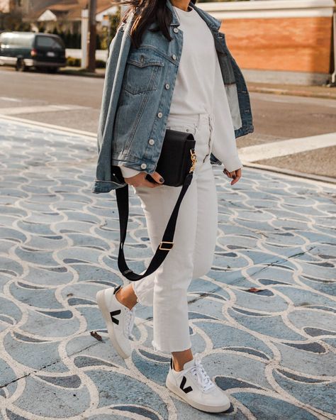 Veja Sneakers Outfit, Leather Sneakers Outfit, Sneakers Veja, Casual Chique Stijl, Sneakers Outfit Casual, Trainers Outfit, Sneaker Outfits Women, Seattle Fashion, Chic Sneakers