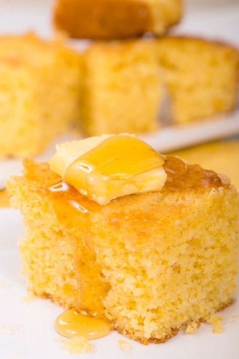 Quaker Cornbread Recipe, Keto Cornbread Recipe, Restaurant Breakfast, Delicious Cornbread, Honey Cornbread, Southern Cornbread, Sweet Cornbread, Famous Recipe, Keto Side Dishes