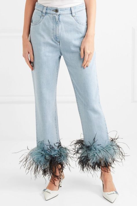 Boyfriend Jeans With Sneakers, Jeans With Sneakers, How To Wear Boyfriend Jeans, Stonewashed Jeans, Feather Fashion, Dress Up Jeans, Stylish Celebrities, Feather Trim, Jeans Diy