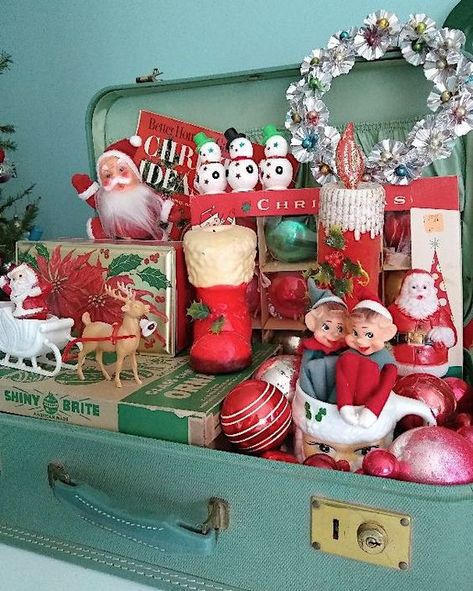 30 Inspiring Christmas Antique Booth Display Ideas - Lost & Found Decor Vintage Christmas Displays Booth, Vintage Ornament Display, Antique Store Display Ideas, Antique Booth Christmas Display Ideas, Vintage Christmas Booth, Christmas Antique Booth, Christmas Vignettes Display, Antique Booth Display Ideas, Antique Booth Ideas Staging