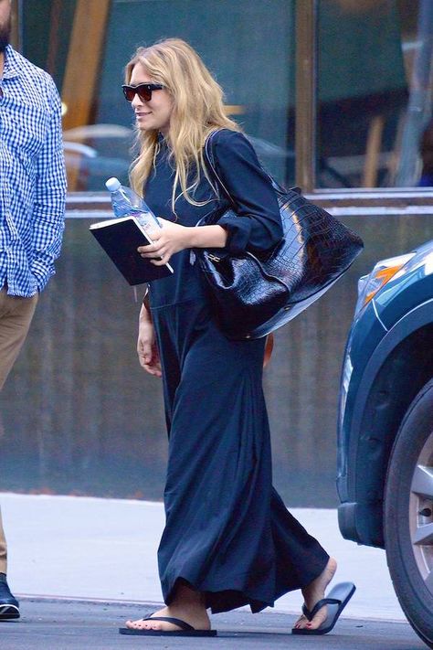 Quarantine Outfit, Ashley Olsen Style, Olsen Fashion, Olsen Twins Style, Kate Olsen, Mary Kate Ashley, Chic Scarves, Olsen Twins, Black Flip Flops