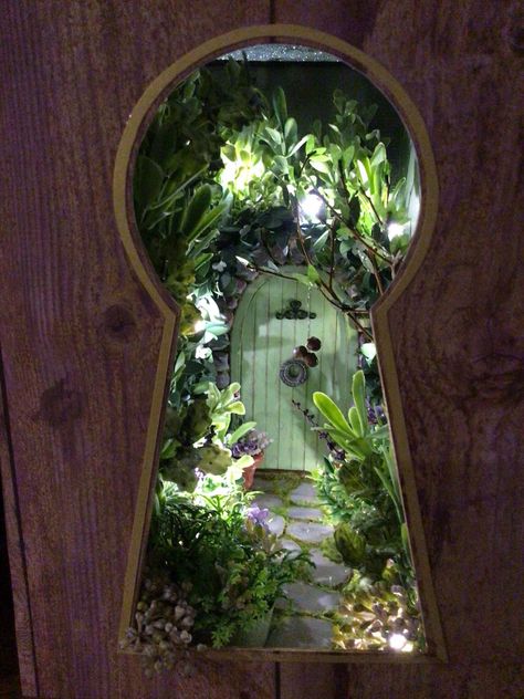 Secret Garden Diorama, Secret Garden Book Nook, Alice In Wonderland Booknook, Fairy Garden Book Nook, Diy Book Nook Ideas, Alice In Wonderland Book Nook, Book Shelf Ideas Aesthetic, Alice In Wonderland Diorama, Fairy Book Nook