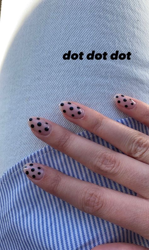 Polka Dot Short Nails, Clear Nails With Red Design, 50s Inspired Nails, Gel Nails Ideas Black And White, Subtle Black Nails, Pokadot Nails Short, Nail Dotting Designs, Black Dots Nails, Small Polka Dot Nails