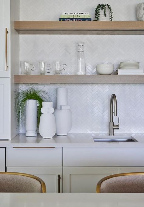 White Herringbone Backsplash Kitchen, Small Herringbone Backsplash, Kitchen Design Neutral, Kitchen Natural Wood, Herringbone Backsplash Kitchen, Herringbone Kitchen Backsplash, Brick Style Tiles, White Herringbone Backsplash, Elevated Kitchen