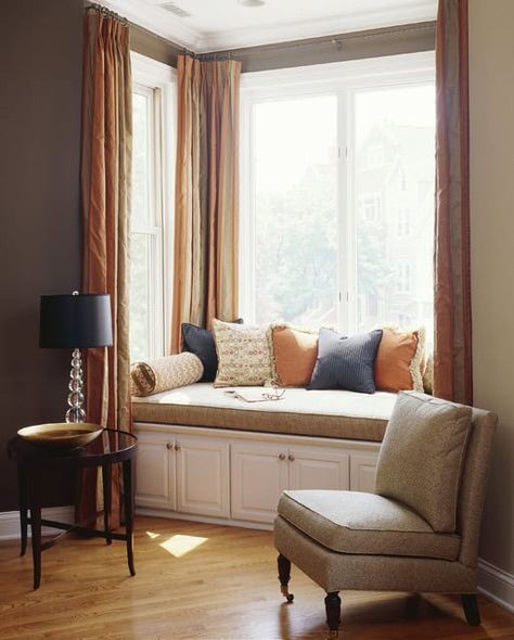 18 Snug Window Seat Designs That Are Must Have In Your Dream Home Kitchen Window Nook, Window Nook Ideas, Curtains Living Room Luxury, Decorating Built In Shelves, Kitchen Window Treatments Diy, Bay Window Ideas, Bay Window Design, Bay Window Rod, Luxury Photos