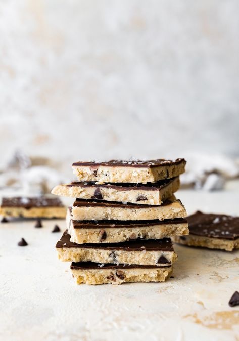 This protein cookie dough bark is so easy to make with just 5 simple ingredients. It's packed with 4 grams of protein per serving and is the perfect post-workout treat or healthy dessert. Cookie Dough Bark, Low Calorie Cookies, 4 Ingredient Cookies, High Protein Cookies, Protein Cookie Dough, Cookie Dough Dip, Quick Protein, Healthy Cookie Dough, Cookie Dough Bars