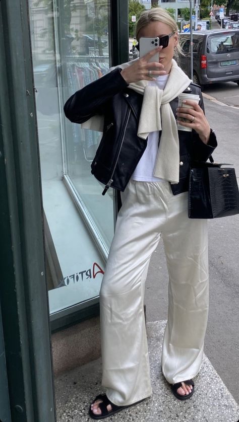 Silky Pants Outfit, Satin Pants Outfit Casual, Satin Trousers Outfit, Ribbed Dress Outfit, Satin Pants Outfit, Madrid Outfits, Silky Pants, Thanksgiving Outfit Ideas, Winter Pants Outfit