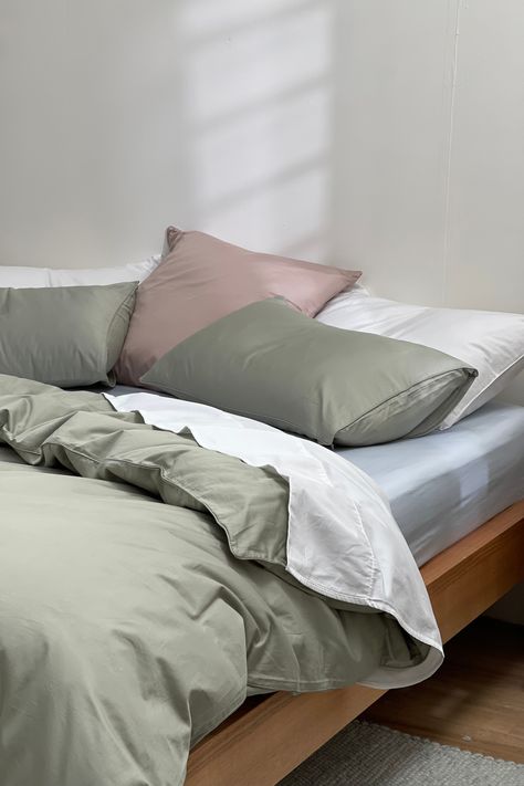 Deep-fitted sides. Speedy zippers. Getting into bed is easy with our best-in-class features. The hard part? Getting out. 😴 Isn't it time to make the bed without the dread? Good Bedtime Stories, Make The Bed, Linen Sheet Sets, Dreams Beds, Quilt Covers, Cover Bed, Bed Time, Hard Part, Linen Sheets