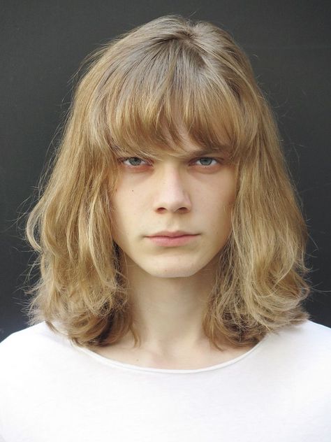 ingmar van der meulen Shaggy Haircuts For Men, Hairstyles For Men Wavy, Wolf Cut Medium, Dark Hair Inspiration, Bangs Men, Shaggy Bangs, Mullet Men, Clement Chabernaud, Success Men