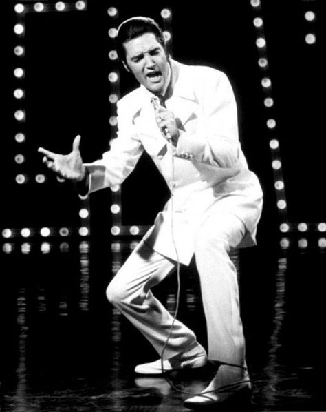 ELVIS - phenomenal finale "If I Can Dream" from the NBC TV Special  (1968) Elvis Presley Records, Elvis 68 Comeback Special, If I Can Dream, Elvis Presley Music, Nbc Tv, Elvis Presley Pictures, Burning Love, Elvis Presley Photos, White Suit