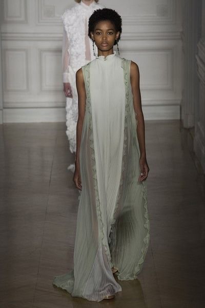 View the full Valentino Spring 2017 couture collection. Valentino 2017, Haute Couture Paris, Valentino Haute Couture, Collection Couture, Valentino Couture, Spring Couture, Couture Week, Spring Summer 2017, Mode Inspiration