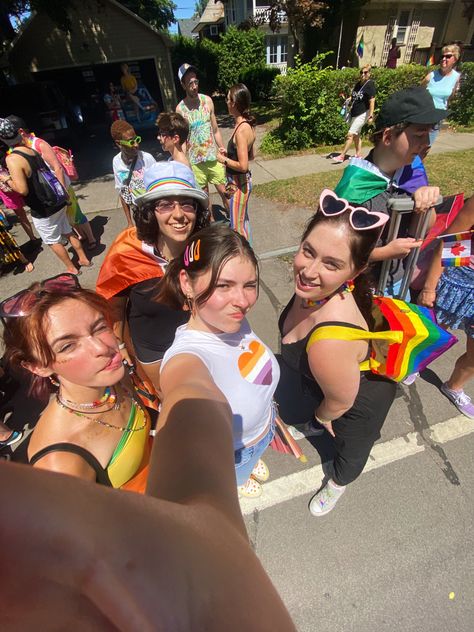 Outfits To Wear To Pride Parade, Pride Lesbian Outfit, Pride Month Photoshoot Ideas, Pride Festival Aesthetic, Outfits For Pride Parade, Simple Pride Outfit, Nyc Pride Outfit, Pride Parade Aesthetic, Diy Pride Outfit