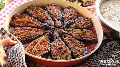 Eggplant Moussaka, Stuffed Eggplant, Eggplant Recipe, Eggplant Dishes, Turkish Food, Turkish Style, Oven Dishes, Eggplant Recipes, Cuisine Recipes