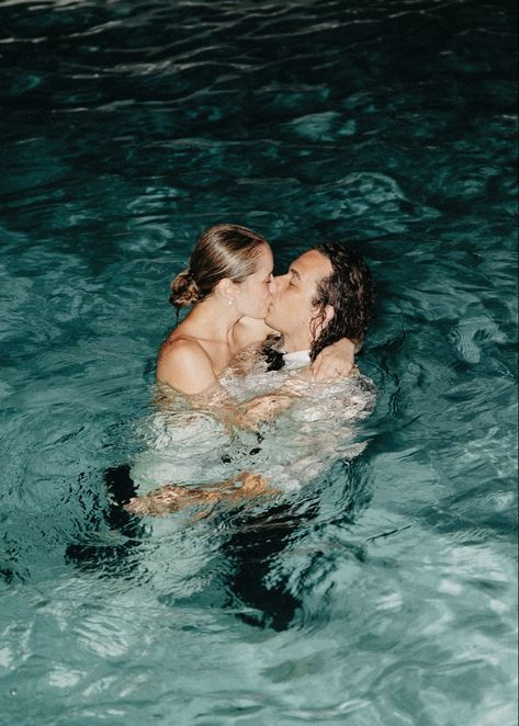 Pool Wedding Photos, Wedding Pool Pictures, Poolside Engagement Photos, Pool Wedding Ideas, Swimming Pool Couple Photoshoot, Pool Side Couple Photoshoot, Pre Wedding Photoshoot Swimming Pool, Couple In Swimming Pool, Swimming Wedding