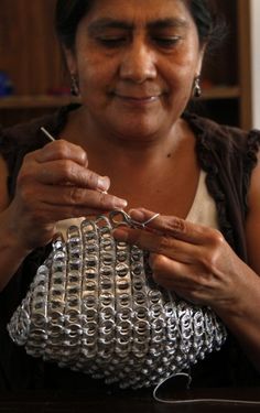 Guadalupe Acevedo creates a handbag from aluminum pop tops and thread at La Maestra Clinic in Vista. Pop Top Crafts, Pop Tab Purse, Soda Tab Crafts, Pop Can Tabs, Can Tab Crafts, Soda Can Tabs, Houses Black, Pop Tab Crafts, Can Tabs