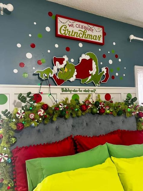 Grinch Wall Decorations Diy, Grinch Bedroom Decor, Wall Decorations Diy, Cute Room Decor, Wall Decorations, Diy Wall Decor, Grinch, Diy Decor, Bedroom Decor