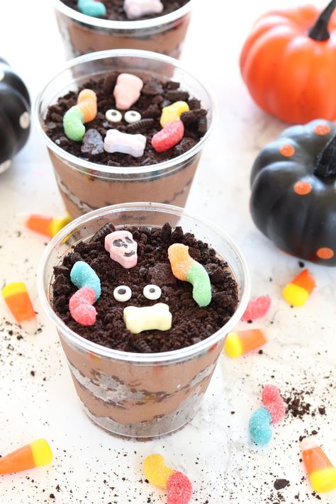 Chocolate Brownie Halloween Dirt Cups, Worms and Brownie dirt Cups Dirt In A Cup, Oreo Dirt Cups Recipe, Dirt Cup Recipe, Halloween Dirt Cups, Oreo Dirt Cups, Brownie Halloween, Halloween Dirt, Dirt Cups Recipe, Dirt Pudding Cups