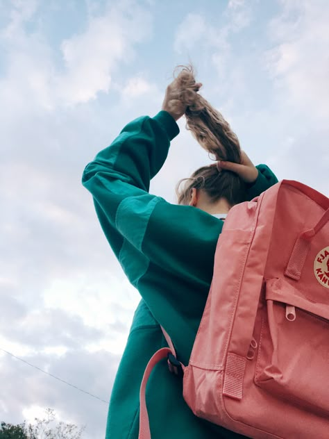 Backpack Photography Styling, Poses With Backpacks, Backpack Photoshoot Ideas, Backpack Product Photography, Backpack Pose, Quechua Backpack, Leather Backpack Outfit, Backpack Photoshoot, Backpack Lifestyle