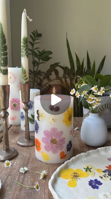 Lexi Harrison & Beth Sinclair on Instagram: "DIY Flower Candles 🥹🌸🕯 aka the ideal homemade Mother’s Day gift! (Tutorial below 👇) My mom has a few of these gorgeous dried flower candles that she absolutely loves and keeps out as decor all year, but they’re pretty pricey (around $80 for the same size as this one 😳) so I wanted to see if it’s possible to DIY for a much lower price point. Turns out, it is! Here’s how to do it: 

✍️ You’ll need: 

🕯A plain pillar candle (taper candles work, too) 

🌼 Pressed flowers (you can #DIY this or purchase beautiful pre-pressed ones online for ~$10)

🔪 A small palette or butter knife for pressing + a small votive candle with the same color wax as your main candle

1️⃣ Heat the palette knife over the flame of the votive candle for at least 10 secon Candle Pressed Flowers, Pressed Flower Candles, Diy Candles With Flowers, Dried Flower Candles, Gift Tutorial, Flower Candles, Can Diy, Instagram Diy, Butter Knife