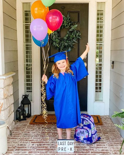 Courtney Carrier FitzPatrick on Instagram: “Well somehow my tiny little baby is old enough for kindergarten 😭 Happy Pre-K Graduation Day Brynn Elise 💙🎈 . . . #brynnelise #fiveyearsold…” Kindergarten Graduation Party Decor, Pre Kindergarten Graduation Ideas, Graduation Photos Kindergarten, Sk Graduation Ideas, Pre K Graduation Gifts From Parents, Pre K Grad Photoshoot, Prek Graduation Party Ideas Diy, Graduation Party Ideas Preschool, Pre-k Graduation Party