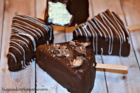 Hugs & CookiesXOXO: DON'T FAINT! CHOCOLATE DIPPED CHEESECAKE SLICES ON STICKS!!!!! Dipped Cheesecake, Chocolate Dipped Cheesecake, Cheesecake Slices, Chocolate Covered Cheesecake, Cheesecake Pops, Chocolate Dip, Frozen Cheesecake, Frozen Chocolate, Pure Vanilla