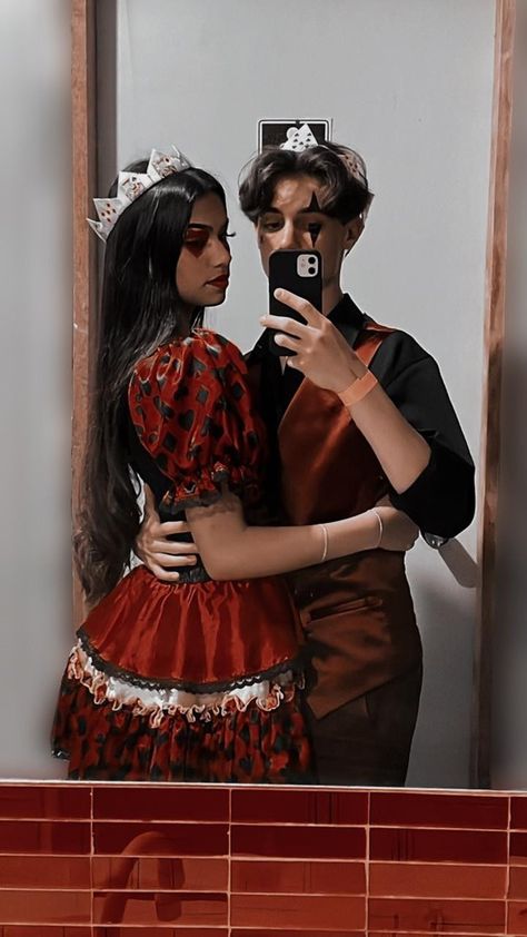 King Of Hearts Costume, Cute Couples Costumes, Halloween Parejas, Queen Of Hearts Costume, Couple Costumes, Pretty Halloween Costumes, Duo Halloween Costumes, Couples Halloween Outfits, Cute Couple Halloween Costumes