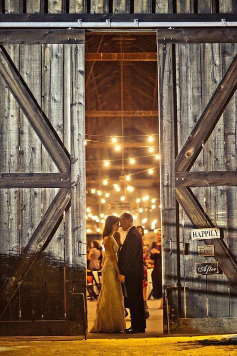 Lighting, night time, barn Rustic Wedding Photography, Rustic Wedding Photos, Barn Wedding Photos, Photography Jobs, Barn Decor, Wedding Barn, Wedding Picture Ideas, Wedding Pic, Barn Weddings