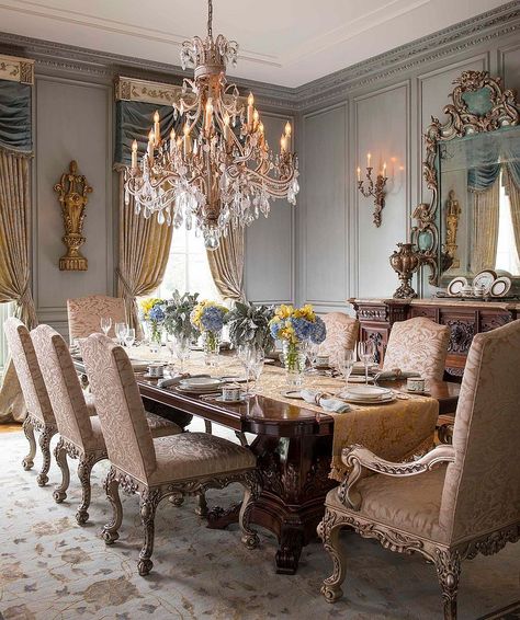 Exquisite Victorian dining room offers timeless class and elegance [Design: Dallas Design Group, Interiors/ Tracy Rasor – Photography: Dan Piassick] Victorian Dining Room, Victorian Interior Design, Dining Room Victorian, Design Hall, Dining Room French, Classic Dining Room, Victorian Interior, Luxury Dining Room, Elegant Dining Room