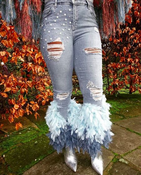 Jeans With Pearls On Them, Jeans With Feathers, Denim And Pearls, Sequin Jeans, Jeans Refashion, Lace Jeans, Denim And Diamonds, Custom Jeans, Embellished Jeans