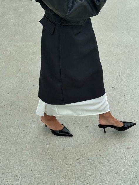 Skirt Layering, Pencil Skirt Outfits, Random Inspiration, Daily Outfit Inspiration, Versatile Shoes, The Frankie Shop, City Outfits, Smart Outfit, Frankie Shop