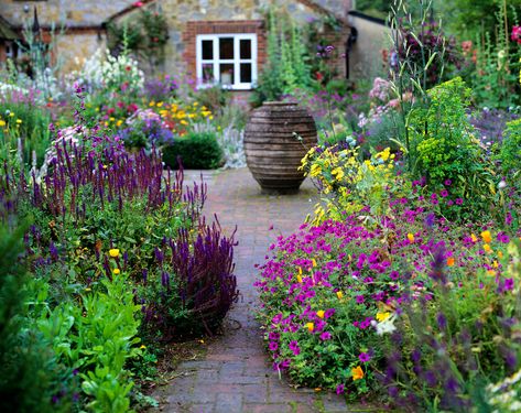 Small English Garden, Cottage Garden Plan, Country Garden Landscaping, Cottage Garden Borders, English Garden Style, English Gardens, Cottage Garden Design, Garden Design Layout, Cottage Garden Plants