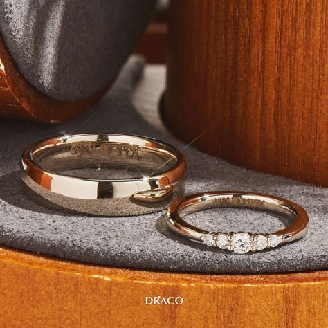 Celebrate love with our elegant champagne gold wedding bands! The groom's band features a sleek and classic design, while the bride's band is adorned with five beautiful diamonds in the center, adding a touch of sparkle. These wedding bands embody simplicity and sophistication, making them perfect for your special day. Choose Draco for exceptional craftsmanship and quality that will last a lifetime. Couple Wedding Rings Diamonds, Engagement Bands Couple, Couple Wedding Rings Gold Indian, Love Bands Couple Rings, Nikah Couple, Wedding Ring Png, Ring Png, Champagne Gold Wedding, Couple Ring Design