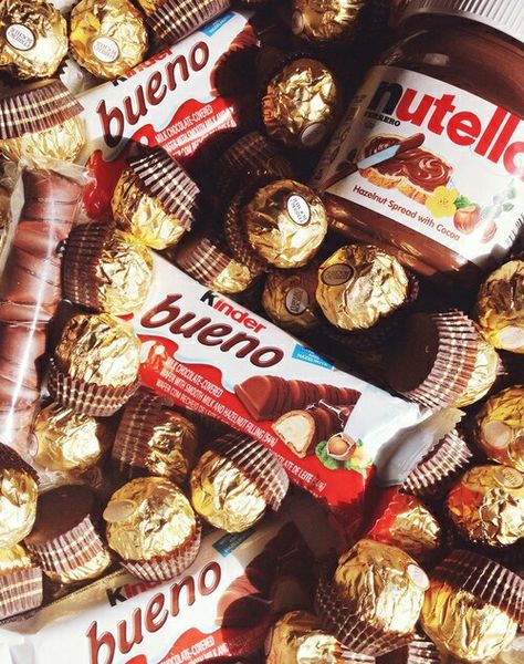 Imagen de chocolate, nutella, and food Ferrero Rocher Cupcakes, Chocolate Tumblr, European Chocolate, Nutella Buttercream, Junk Food Snacks, Food Sweet, Hazelnut Spread, Food Goals, Sweet Chocolate