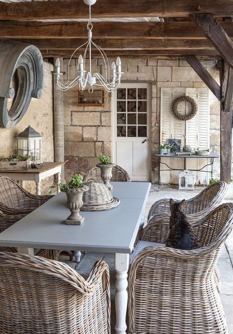 Casa Country, Wicker Chairs, Ideas Vintage, French Country Cottage, Design Del Prodotto, Rustic Garden Decor, French Farmhouse, Diy Farmhouse, French Country House