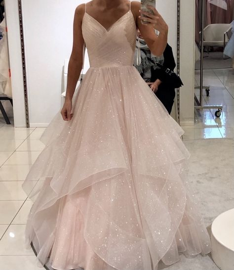 Light Pink Prom Dress Ball Gown, Pink Prom Dress Poofy, Wanhat Dress, Dress Sweet Seventeen, Prom Dress Poofy, Pink Sweet 16 Dresses Long, Grad Dresses Light Pink, Pink Tulle Dress For Debutante Ball, Sweet 17 Birthday Ideas Dress