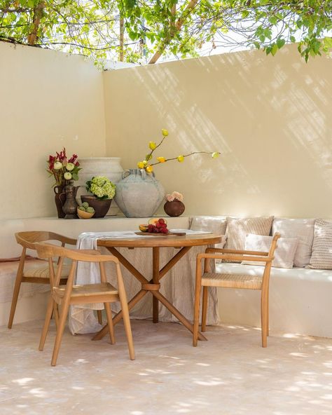 bali bungalow on Instagram: “spruce up your outdoor dining experience with our new collection ✨ #balibungalow” Bali Bungalow, Luxurious Dining Table, Rattan Side Table, Teak Dining Table, Outdoor Stools, Diy Interior, Round Dining, Round Dining Table, Teak Wood