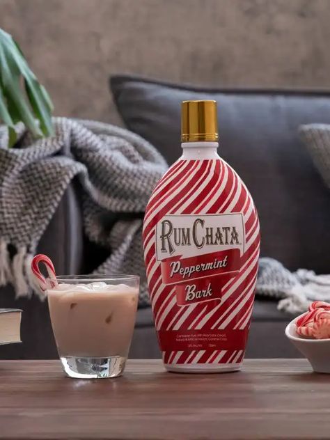 RumChata Peppermint Bark Martini - Tipsy Bartender Peppermint Bark Martini, Rumchata Recipes Drink, Rumchata Cocktails, Rumchata Drinks, Rumchata Recipes, Peppermint Vodka, Peppermint Bark Recipes, Pumpkin Beer, Rum Cream