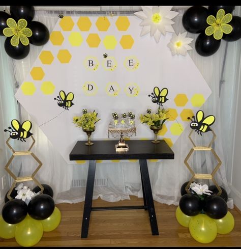 Honeybee Theme, Bumblebee Party, Diy Gender Reveal, Bumble Bee Party, Bee Party Decorations, Diy Bee, Bumble Bee Birthday, Honey Bee Baby Shower, Bee Theme Party