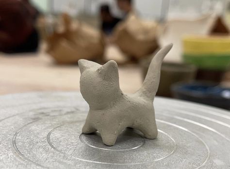 Clay Cat Step By Step, Air Dry Clay Cat Sculpture, Clay Cats Easy, Mini Clay Cat, Air Dry Clay Cat Easy, Pottery Air Dry Clay, Ceramic Cats Sculpture, Clay Crafts Cat, Cat Ceramic Ideas