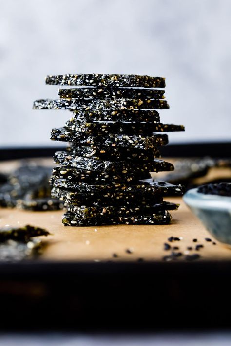 Black Sesame Brittle Emo Food, Black Foods, Sesame Brittle, Sesame Recipes, Gourmet Pastries, Black Dessert, Pistachio Dessert, Vegan Granola, Brittle Recipes