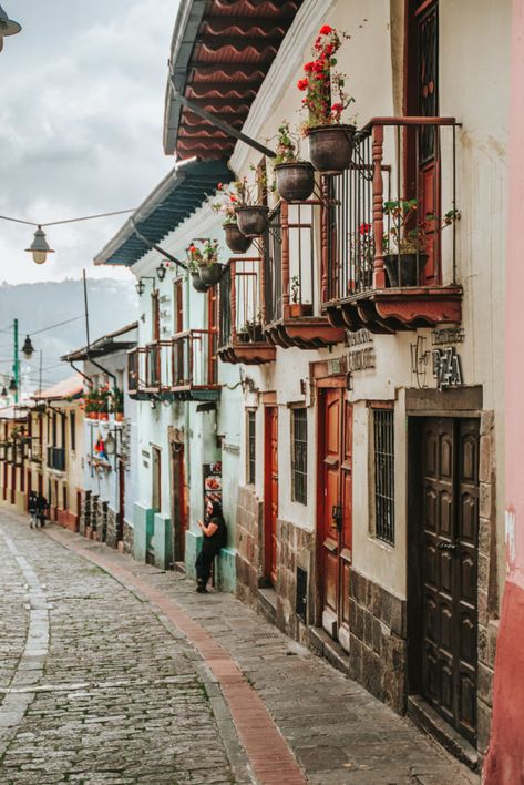 In our opinion, the historical city of Quito is one of the most beautiful cities in South America. While plenty of visitors tend to skip the capital of Ecuador, it’s definitely worth stopping to spend a few days in Quito. South America Aesthetic, Ecuador Architecture, Ecuador Aesthetic, Ecuador Landscape, Tea Thoughts, Otavalo Market, Cotopaxi Volcano, America Trip, Latin America Travel