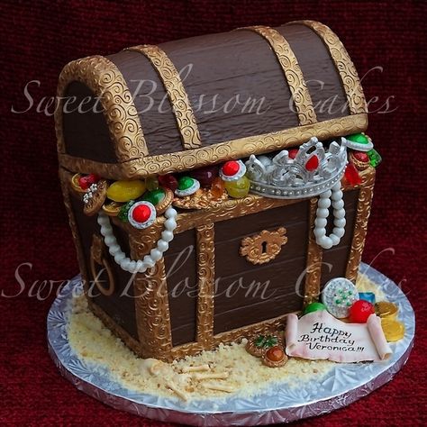 Treasure chest  By: Tahe4ka    Made this cake for a Girl. Lid is a cake too. All decorations edible.  URL: 	http://cakecentral.com/gallery/2413181/treasure-chest  Read more at http://cakecentral.com/gallery/2413181/treasure-chest#Zfxsq4CBZLClROVs.99 Treasure Chest Cake, Terry Pratchett Discworld, Pirate Treasure Chest, Pirate Cake, Chocolate Coins, Pirate Birthday Party, Pirate Treasure, Pirate Birthday, Pirate Theme