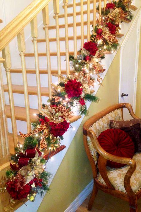 Ways to Decorate with Spectacular Christmas Garland ★ See more: http://glaminati.com/christmas-garland-ways-decorate/ Christmas Garland Staircase, Christmas Banister, Christmas Stairs Decorations, Christmas Staircase Decor, Christmas Stairs, Christmas Staircase, Beautiful Decorations, Stair Decor, Candyland Decorations