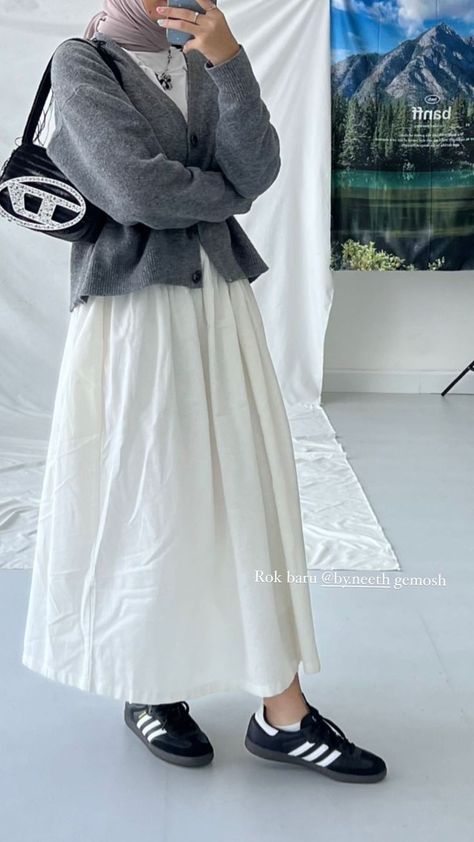 Hijabi Ootd, Hijab Ideas, White Skirt Outfits, Capsule Wardrobe Casual, Muslim Outfits Casual, Hijab Style Casual, Maxi Skirt Outfits, Style Hijab, Hijab Ootd