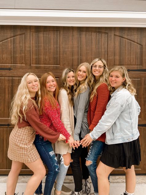 friendsgiving fall friend pictures Friends Fall Pictures, Fall Friend Pictures, Friendsgiving Photoshoot, Fall Photoshoot Friends Group, Friend Fall Photoshoot Ideas, Friendsgiving Pictures, Best Friend Fall Pictures Photo Shoots, Cute Fall Friend Group Pictures, College Pic