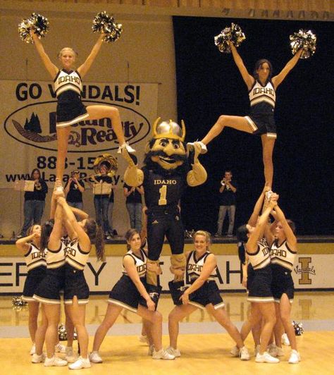 Easy Cheer Stunts, Cheer Pyramids, Cool Cheer Stunts, Cheer Team Pictures, Cheerleading Cheers, Cheer Photography, Cheerleading Coaching, Cheer Routines, Cheerleading Stunt