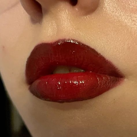 Red Lip Makeup Look Aesthetic, Red Lip Green Eyes, Simple Red Lipstick Look, Makeup Ideas Red Lipstick, Red Lipliner Look, Red Lip Liner Look, Bright Red Lips, Halloween Lips Makeup, Cherry Red Lip Combo