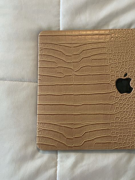 Computer Cases Aesthetic, Gold Macbook Air Aesthetic, Ipad Case Aesthetic Beige, Macbook Sleeve Aesthetic, Laptop Case Aesthetic, Aesthetic Laptop Case, Aesthetic Work From Home, Lash Room Ideas, Trending Aesthetic