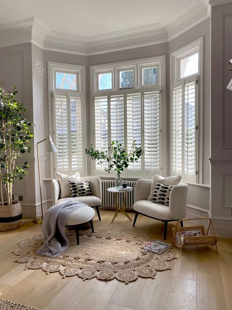 Bay Window Decor, Living Room Bay Window, Bay Window Living Room, Bay Window Seat, Window Room, Living Room Windows, Interior Modern, Love Your Home, Futurism